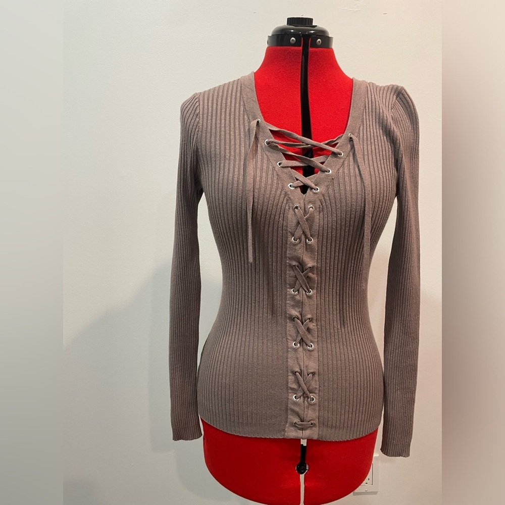 🌟 Guess medium knit lace up sweater
